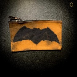 Trousse ou pochette en coton durable avec le logo de Batman.
Fabrication artisanal en France