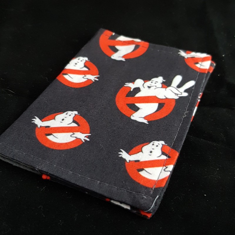 Porte carte fait main en france.
100% coton
Durable
Motif : Logo Ghostbusters