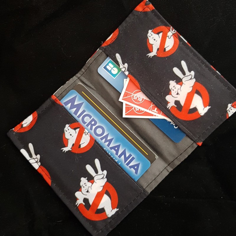 Porte carte fait main en france.
100% coton
Durable
Motif : Logo Ghostbusters