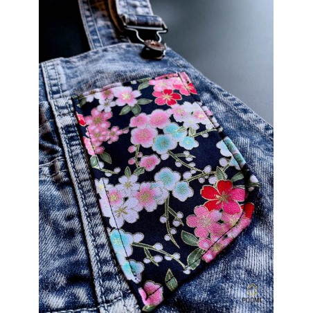 Salopette en jean upcyclée écolo avec un tissu de kimono fleur de cerisier
